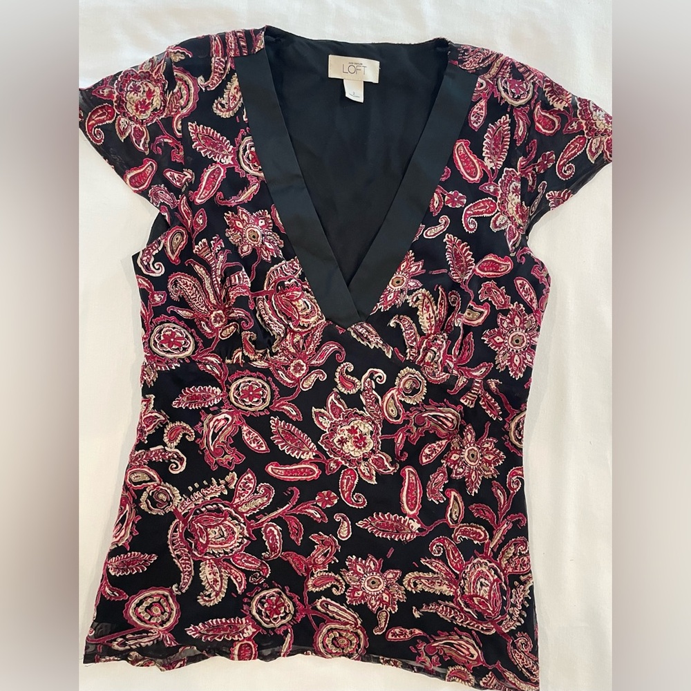 LOFT Short Sleeve Shirt in Black, Red, Gold pattern Size 2